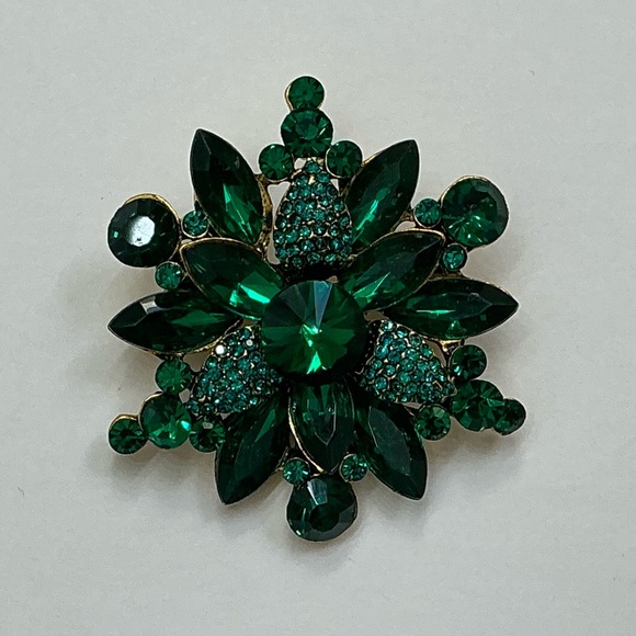 Green Flower/Snowflake Brooch /Pendant - Picture 2 of 6